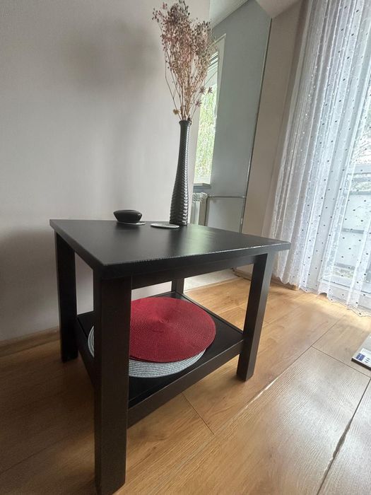 Mały drewniany stolik kawowy