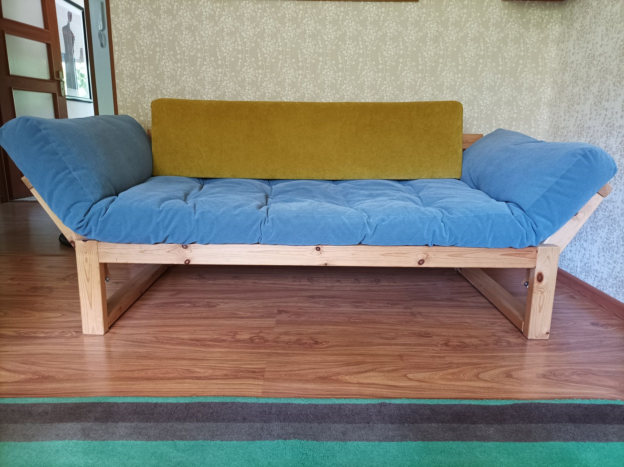 Rozkładana sofa w skandynawskim stylu z wygodnym, naturalnym materacem