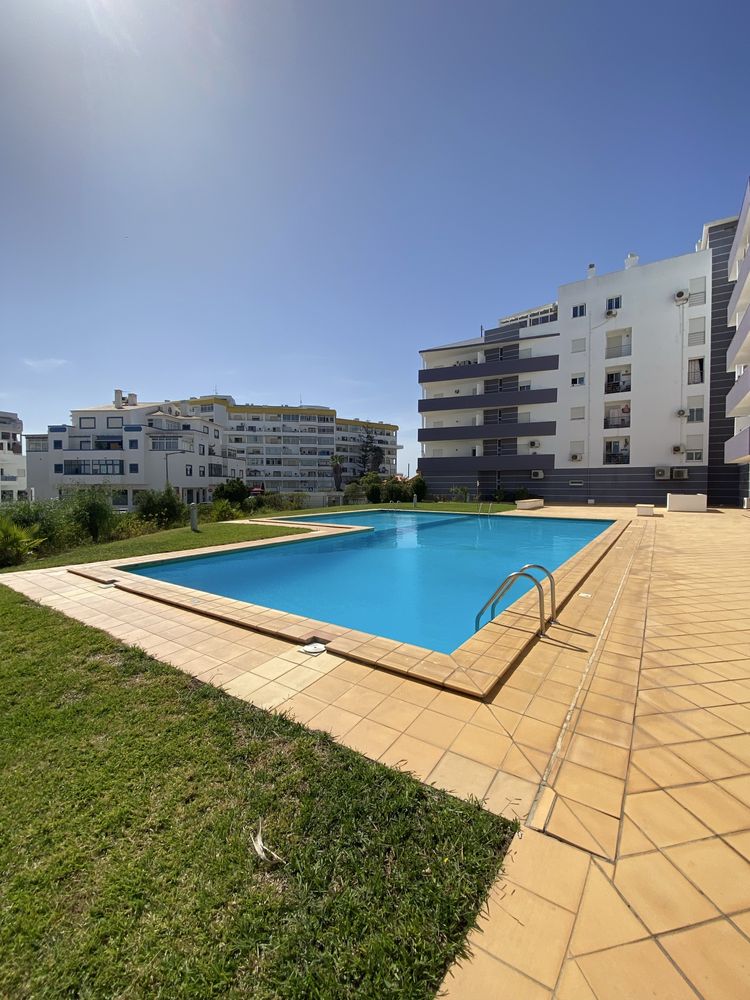 Arrendamento anual T1 com piscina