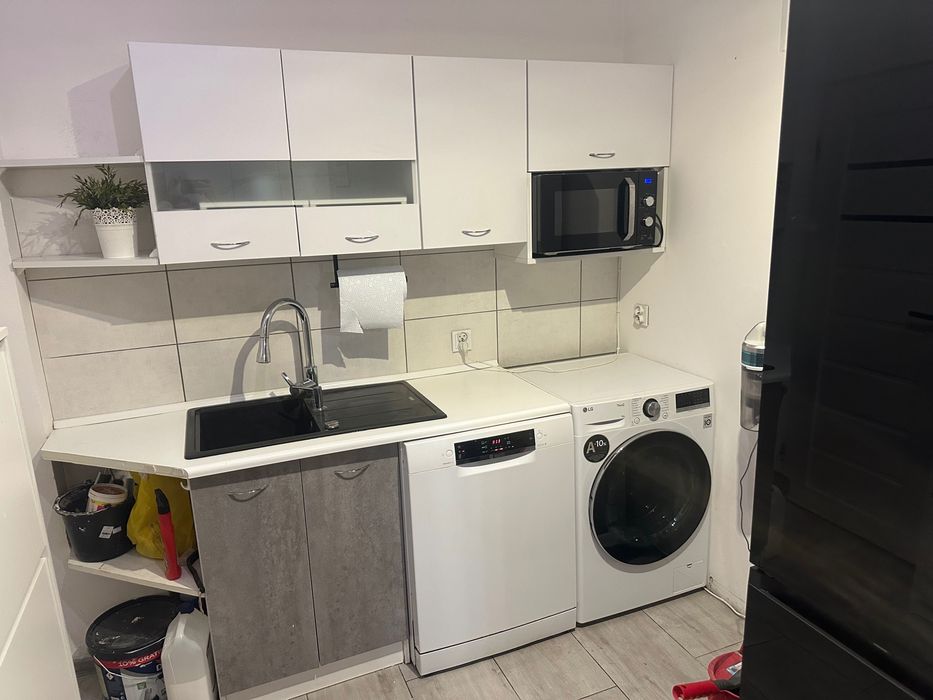 Meble kuchenne z blatem i zlewem franke