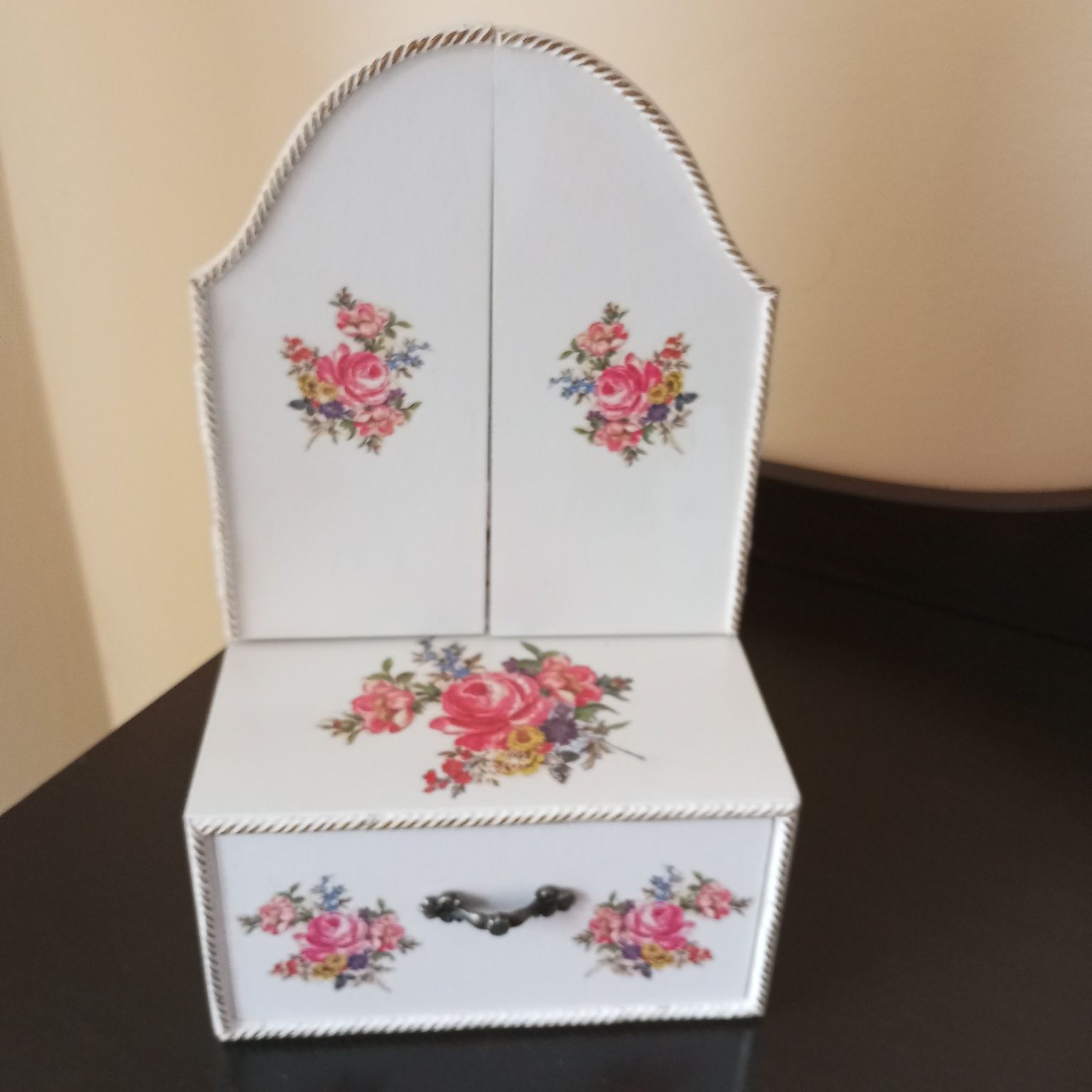 urocza mała toaletka z lusterkiem i drzwiczkami - retro vintage