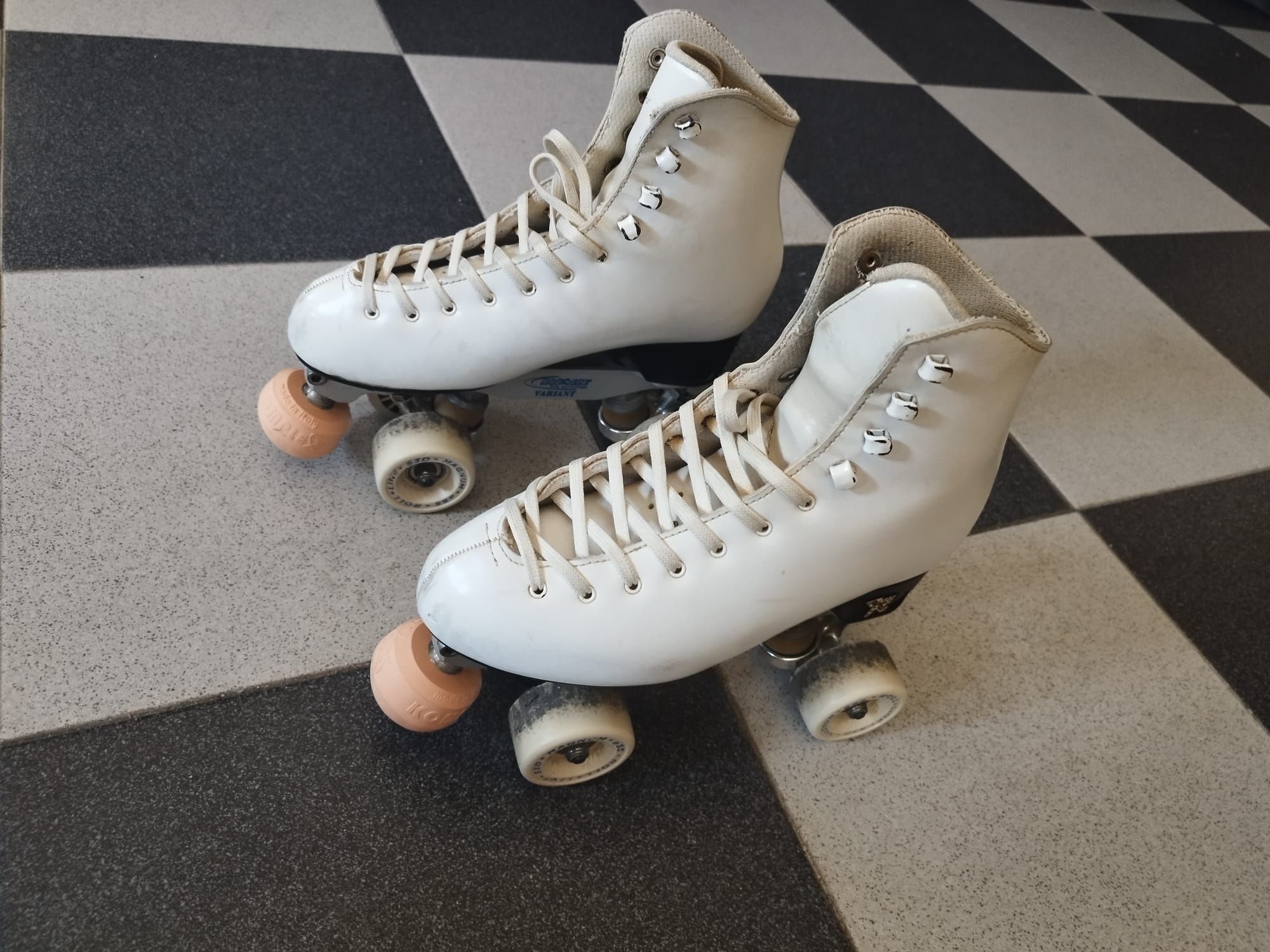 Patins de patinagem artística.