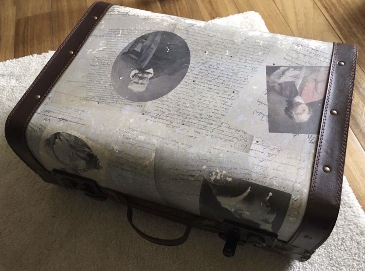 Mala vintage em madeira e couro