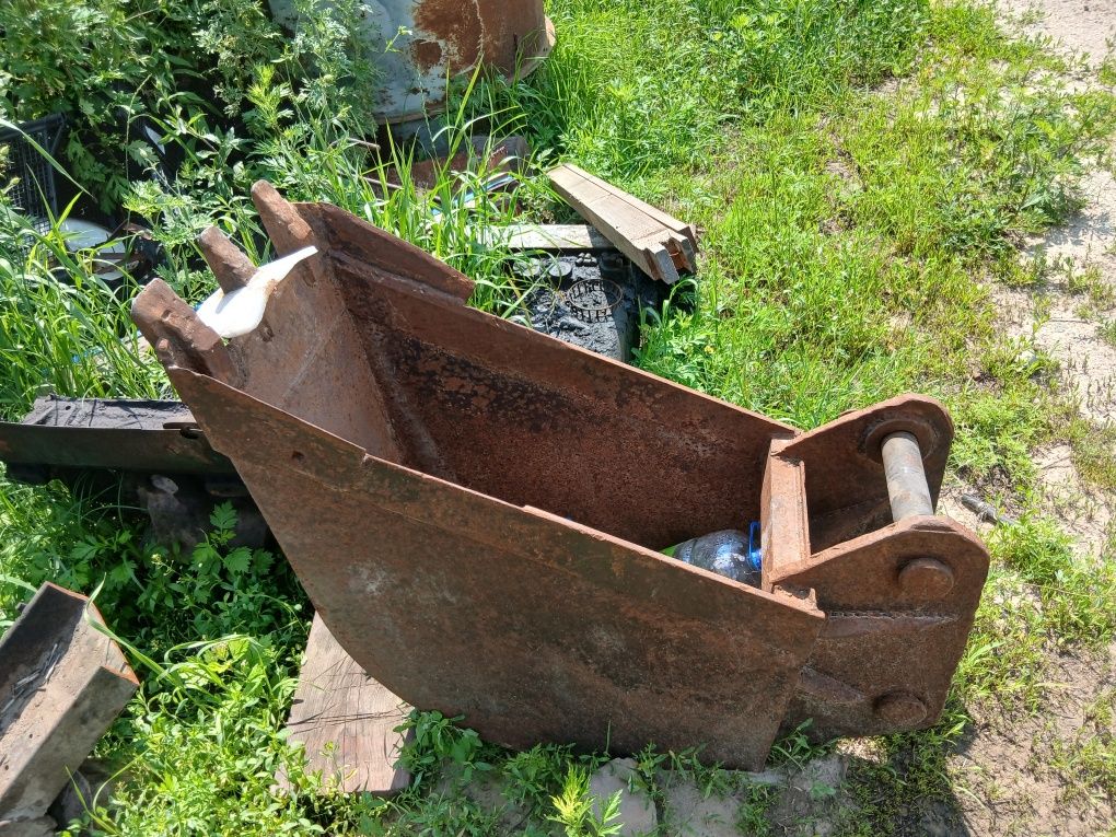 Продам  екскаватор  юмз