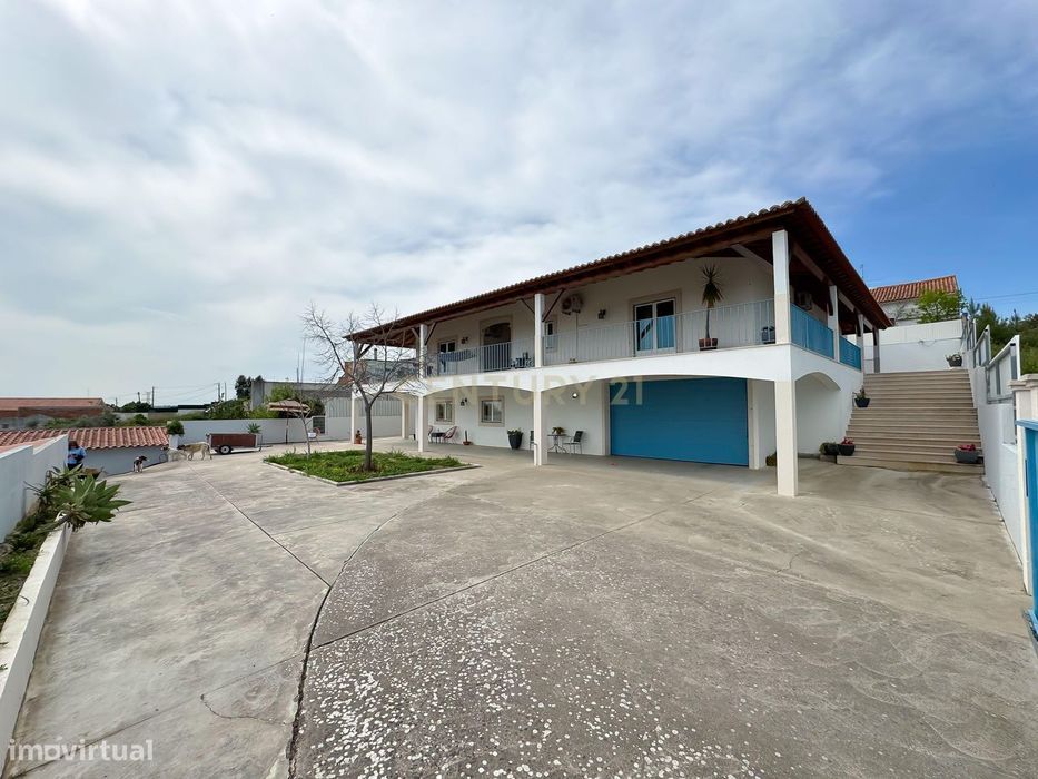Fantástica Moradia T4 na Meia Via, Torres Novas