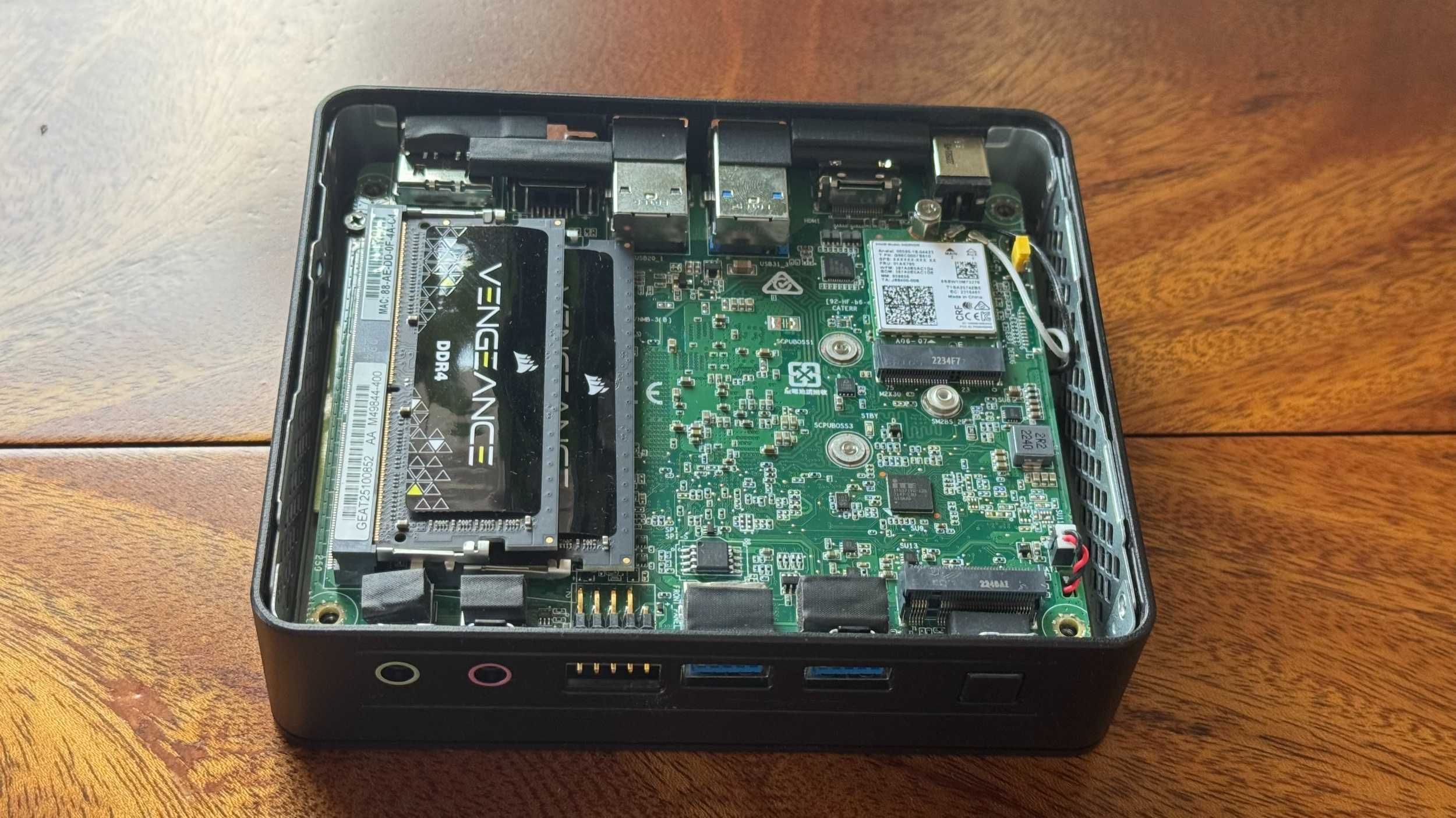 Intel NUC 11 Essential Kit NUC11ATKPE + 16 GB RAM Corsair Vengeance