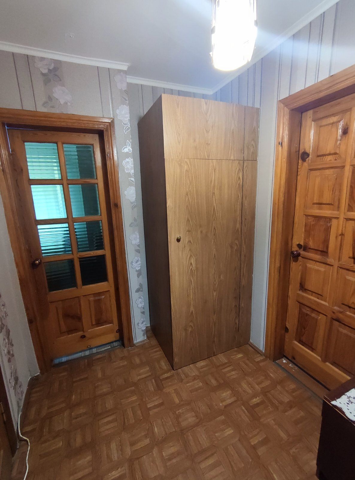 Здається простора 1а кв з 2я диванами.