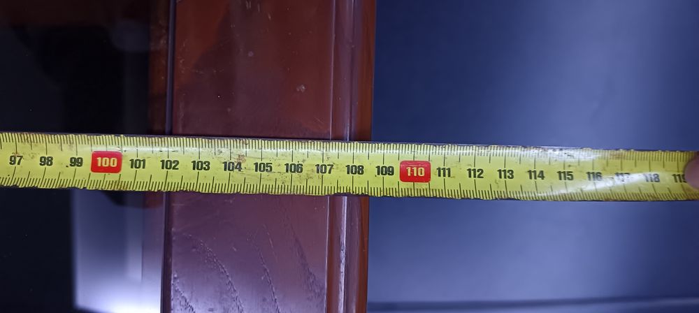 Mesa de sala de madeira e vidro usada.
Com marca de uso, mas em estado