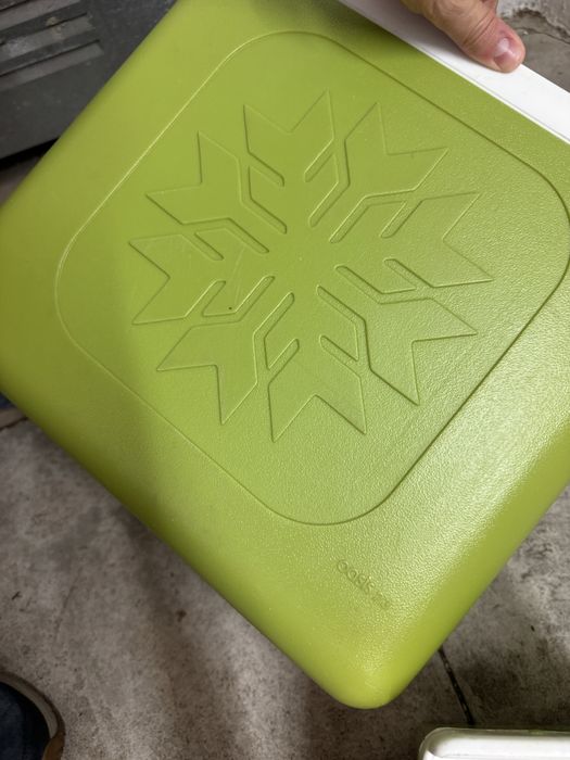 Vendo geleira, ofereço a mais pequena