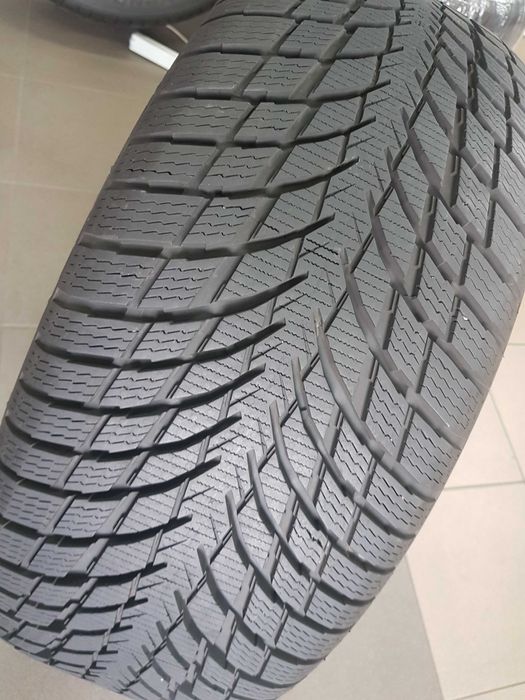 Opony zimowe 225/50R18  Nokian  Toyota CHR