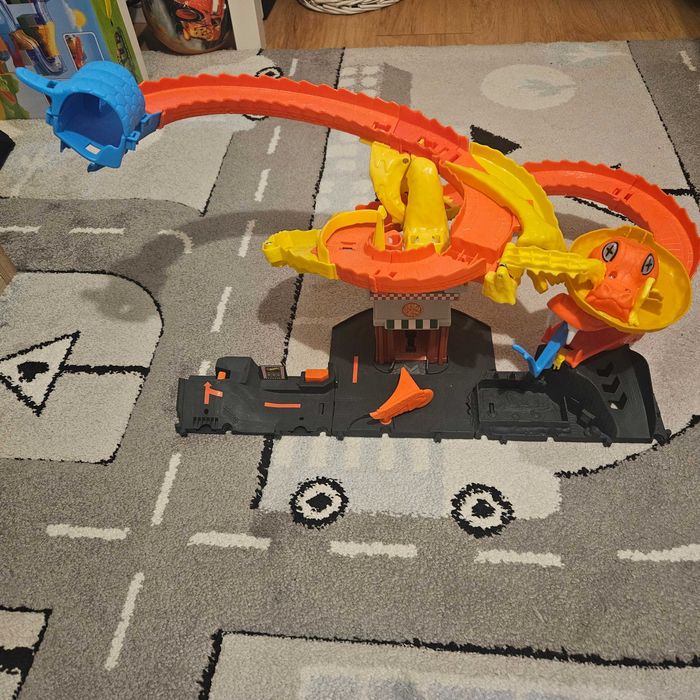 Zakrecony tor hot wheels