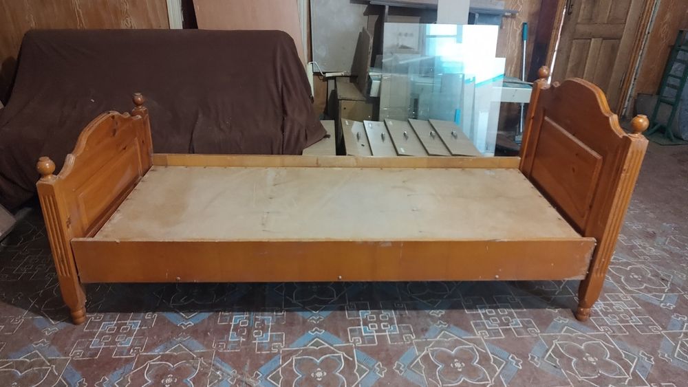 Продам односпальне ліжко вартість 1300 грн.