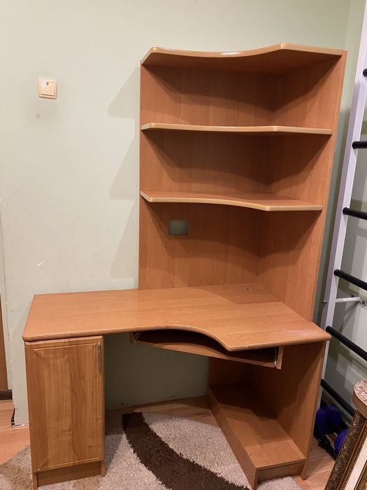 Продам б/у компютерний стіл в хорошому стані