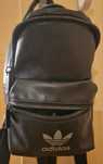 Mochila Adidas com desgaste na zona do fecho