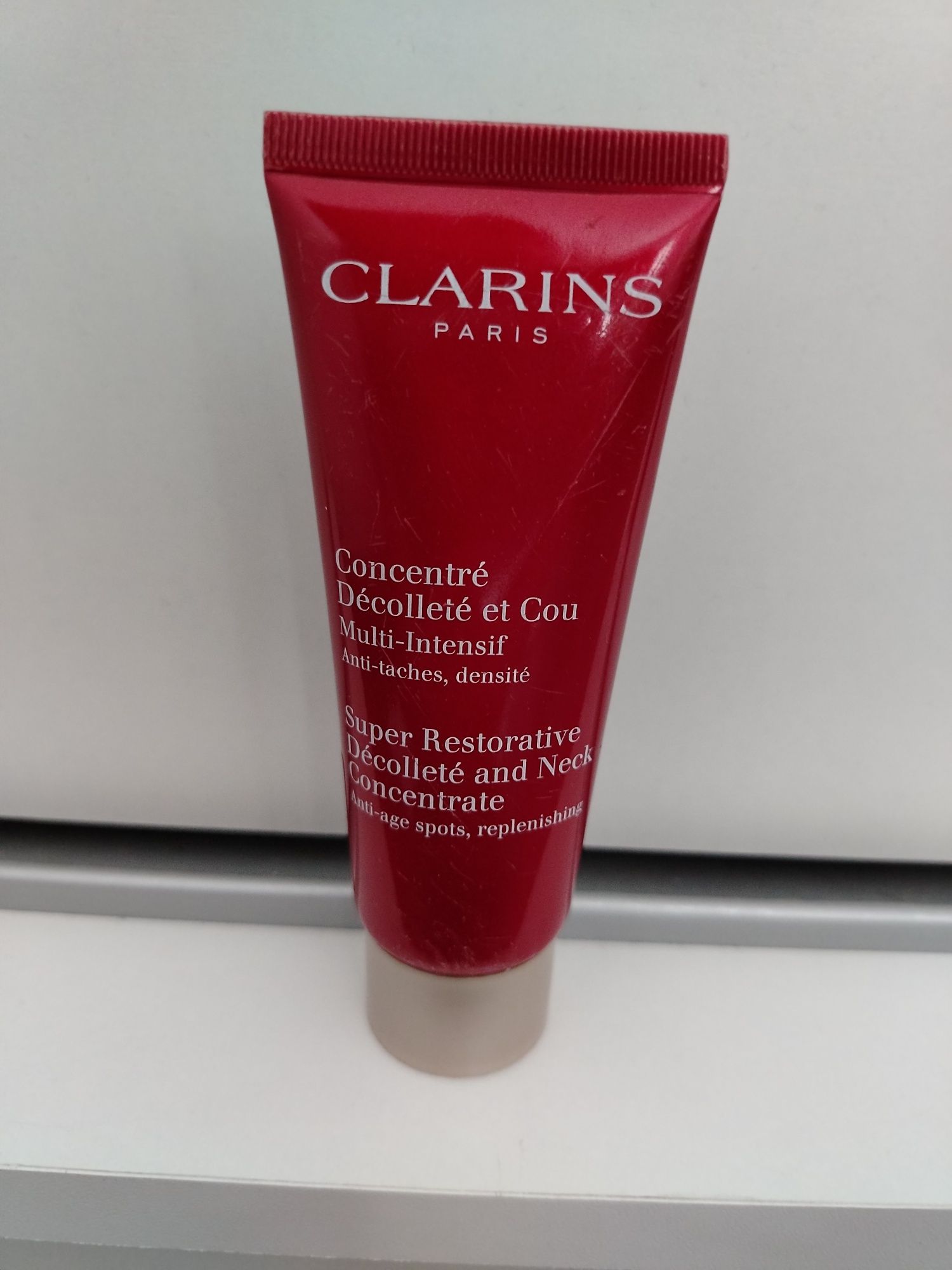 Clarins Krem do pielęgnacji dekoltu 
Koncentrat do pielęg