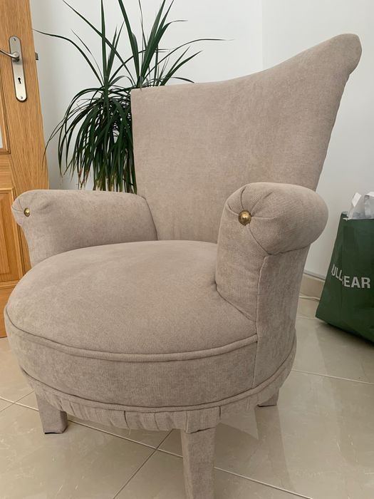 Senhorinha / Cadeira como nova. Peça de grande qualidade.
Valor 120€.