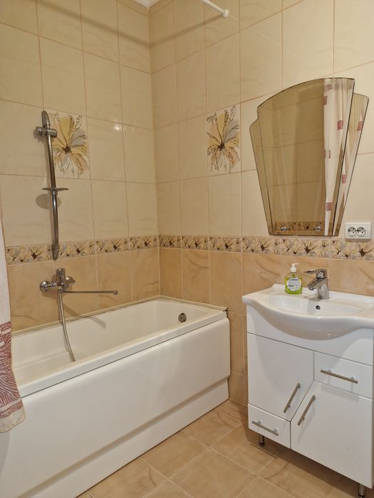 Вільна  з 12.11.Героїв Майдану , ТЦ Майдан.і