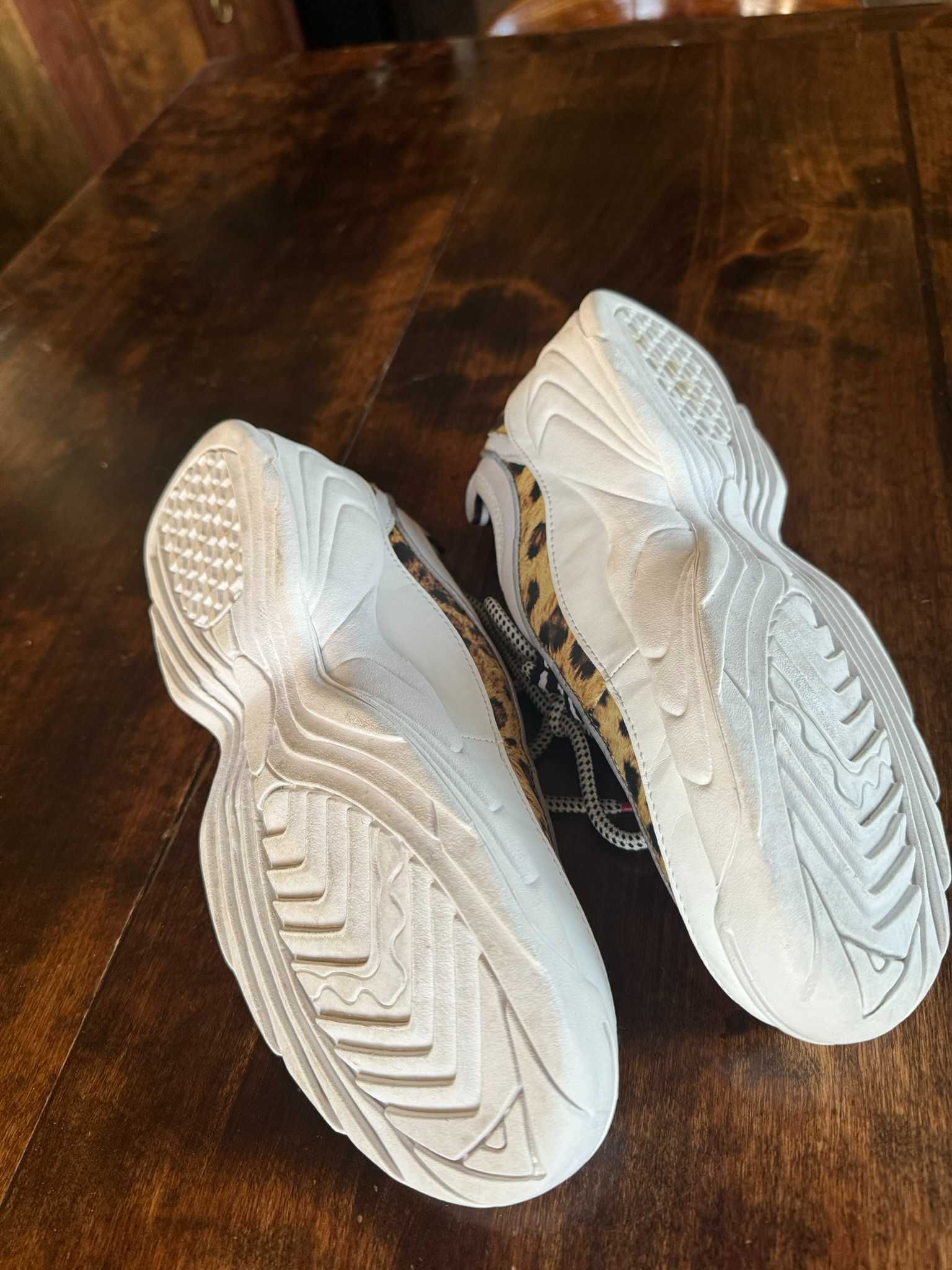 Piękne sneakersy Just Cavalli r.39 białe z panterką