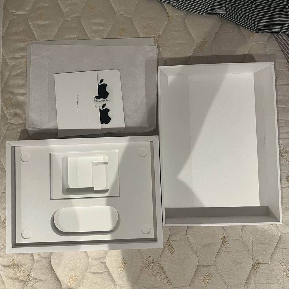 Caixa de Macbook Pro 16”