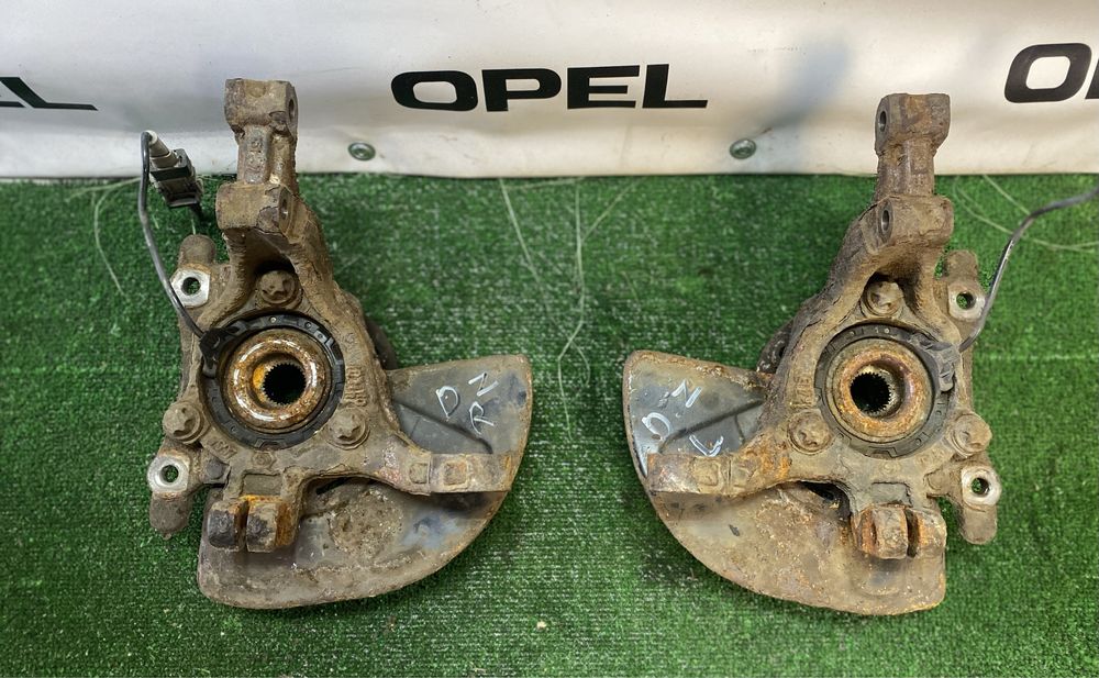 Цапфа ступиця поворотний кулак Opel Astra H Zafira B
