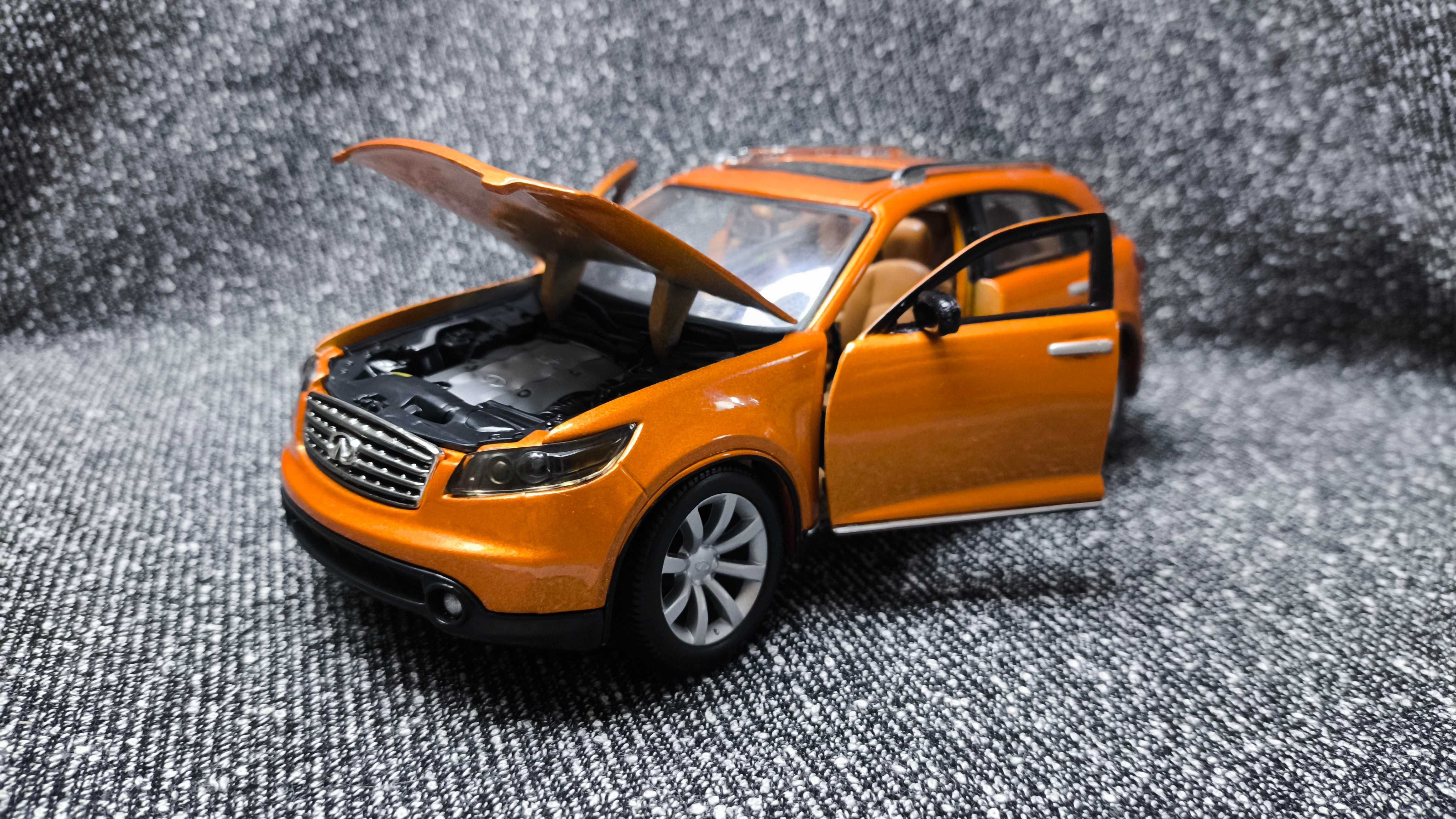 Модель Infiniti FX45 масштаб 1:24 Maisto
