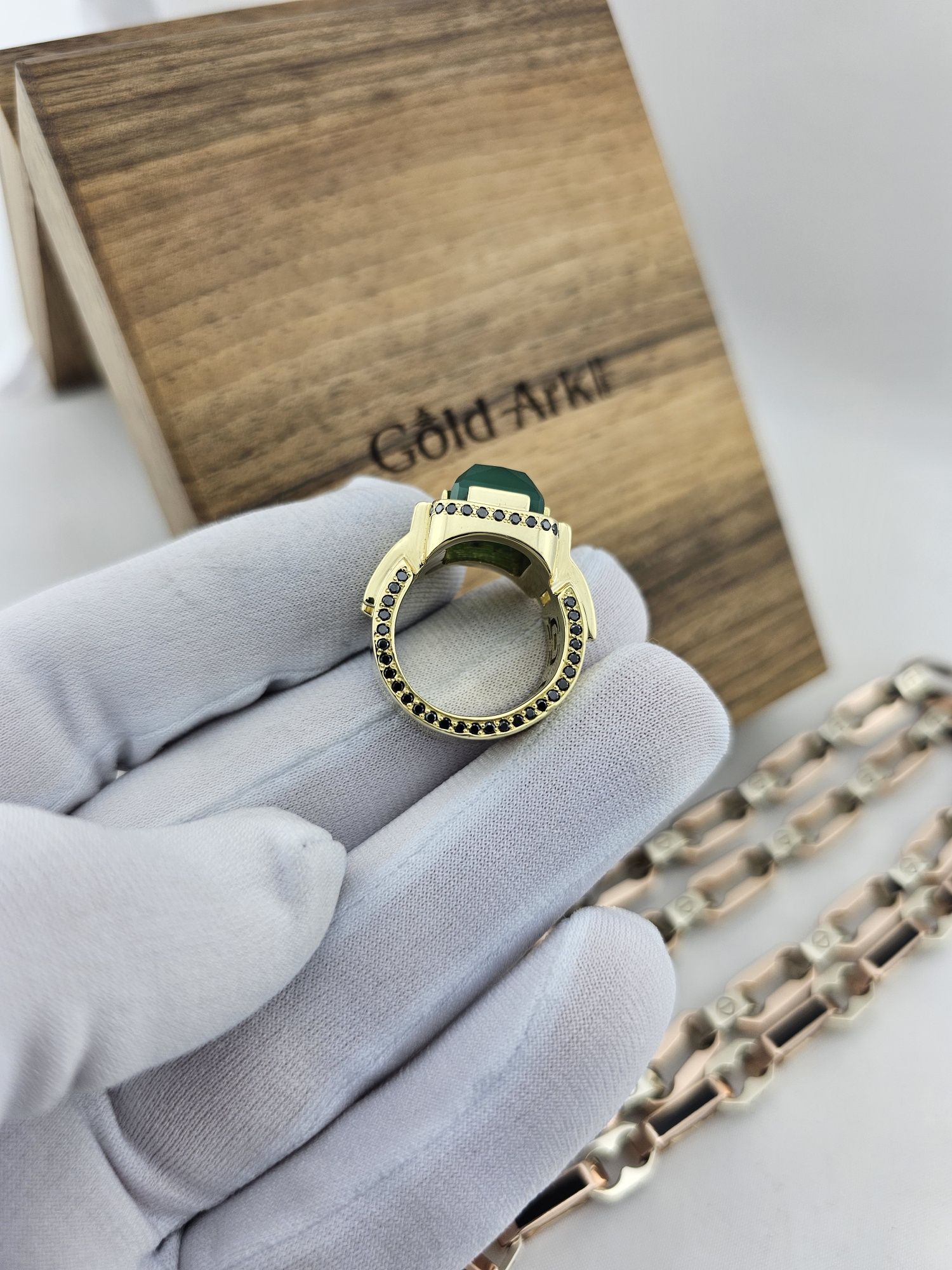 Перстень с хризопрасом и бриллиантами 750