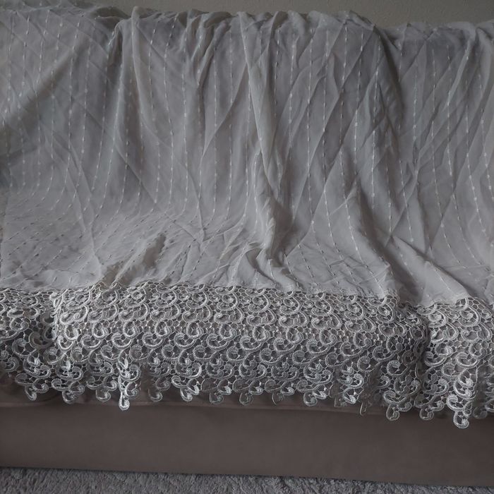 Duża kremowa firanka z gipiurą