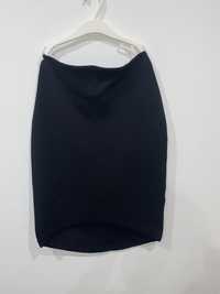 Czarna ołówkowa klasyczna spódnica z tyłu dłuższa
