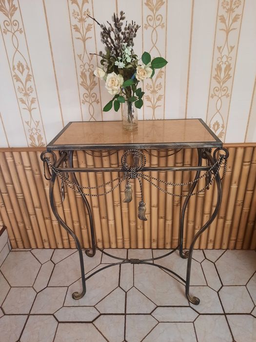 Стіл кований невеликий