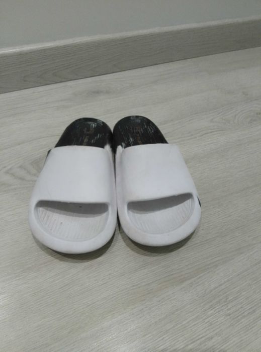 chinelos tipo  "slims".