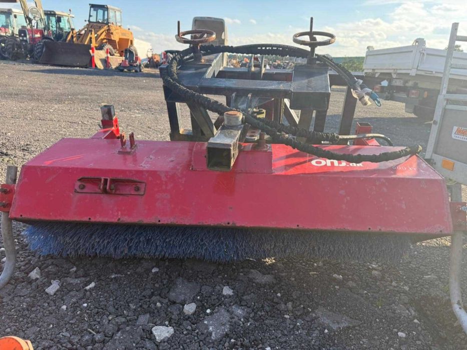 Szczotka z napedem hydraulicznym