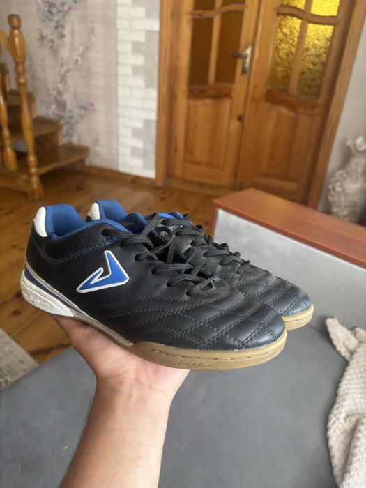 Продам футзалки demix