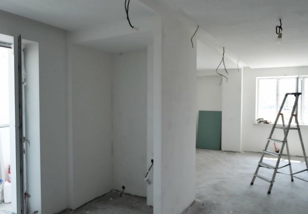 Ремонт квартир : шпаклёвка стен , поклейка обоев .