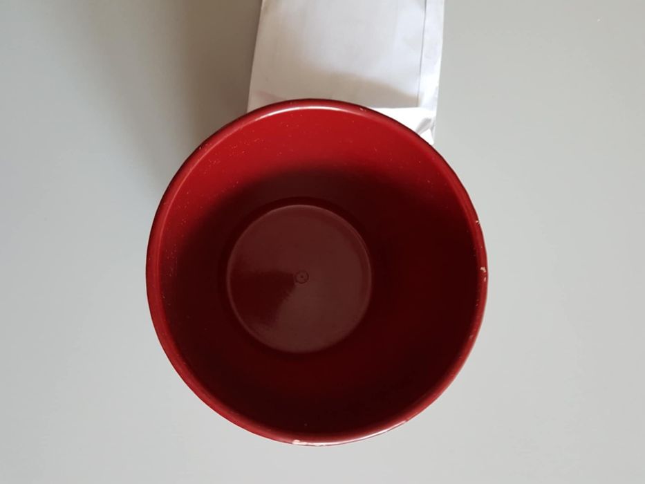 Bordowa ceramiczna doniczka