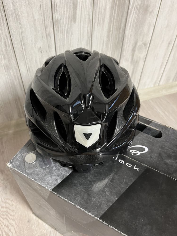 Kask rowerowy z szybka i lampką