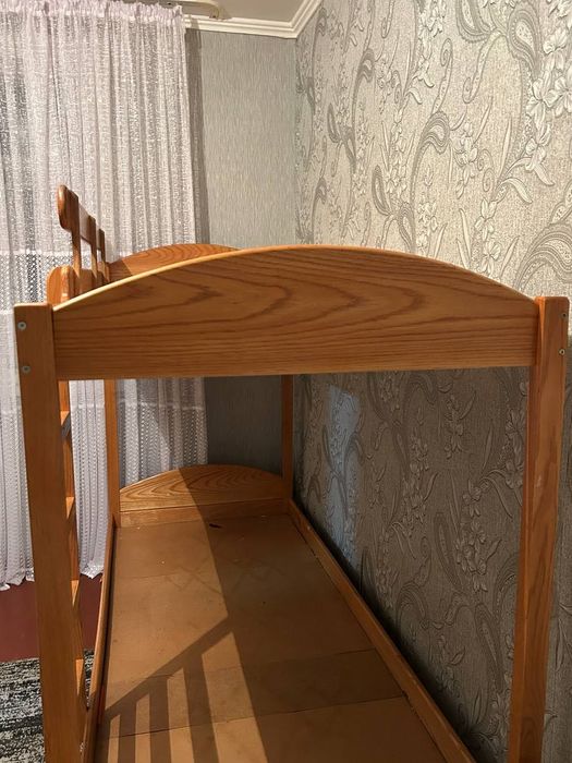 Двох яросне дубове ліжко.