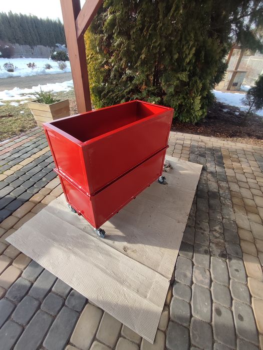 Wanna stalowa z kółkami oraz kranem spustowym.