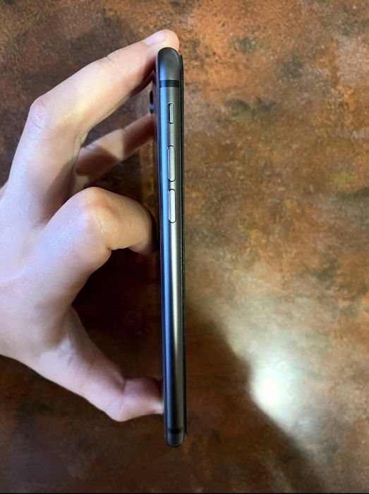 Продам Айфон 8