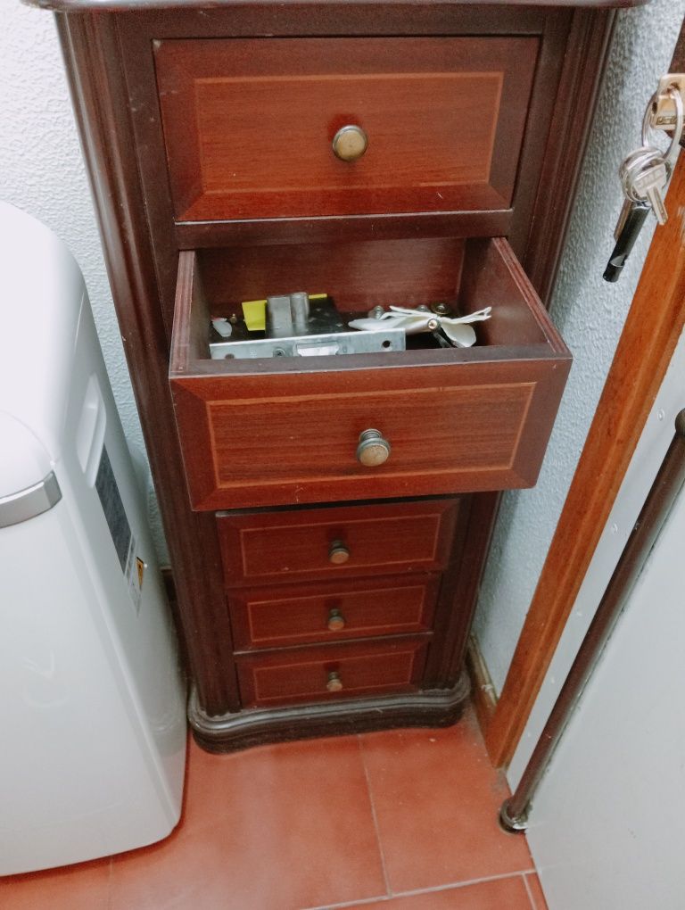 Vendo esse móvel com 6 gavetas