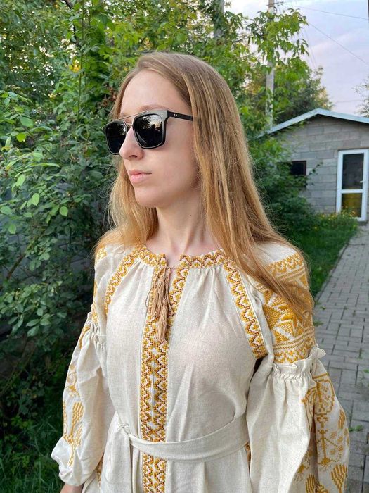 Сукня-вишиванка з поясом в українському етнічному стилі