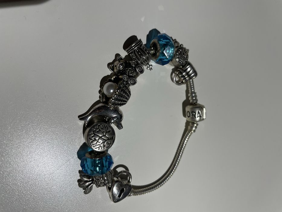 Pulseira Pandora com vários pendentes