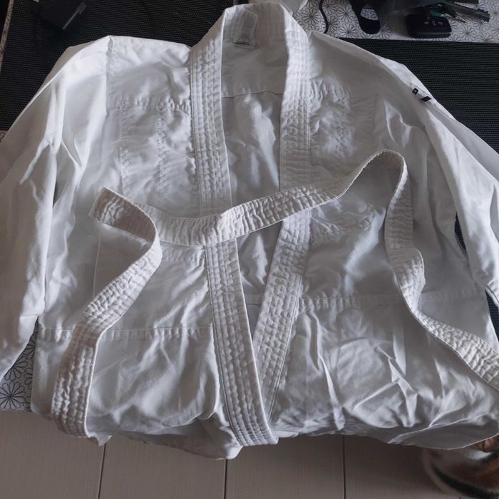 góra kimono + pas od stroju karate decathlon 140cm