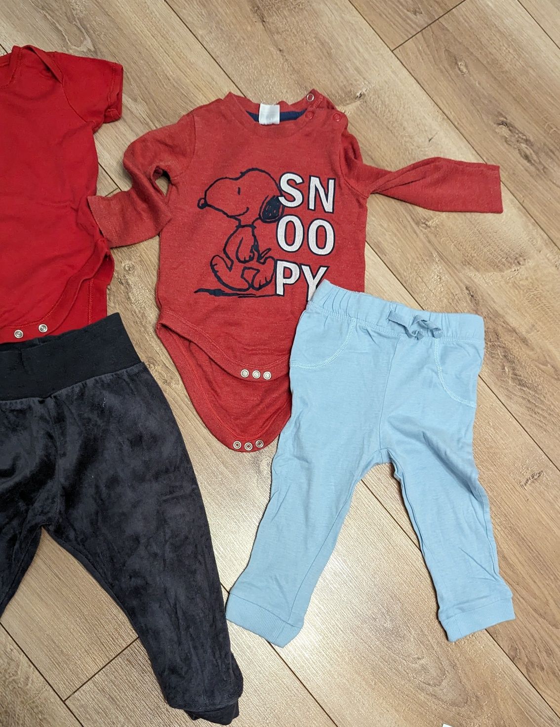 Zestaw dla chłopca 74: bluza NIKE, spodnie, body, śpiochy.