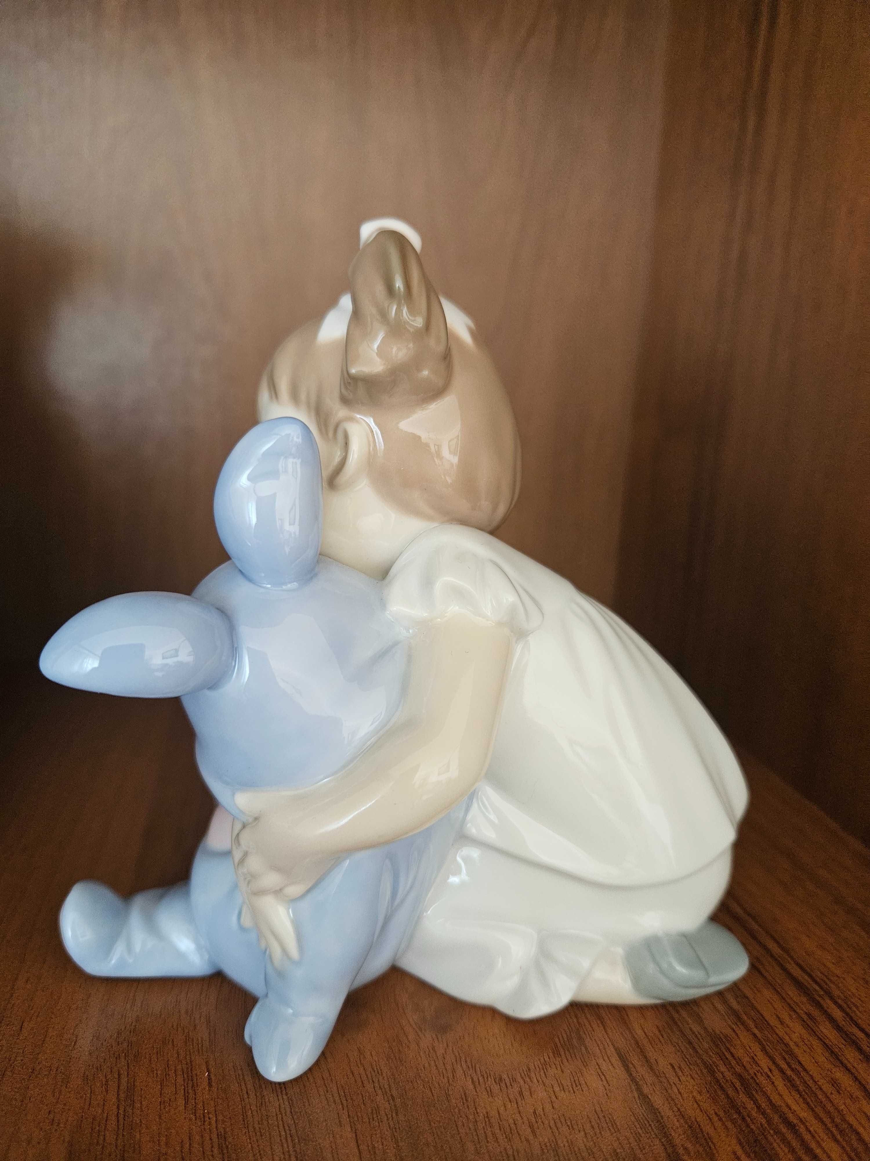 Figurka Lladro dziewczyna z zającem "Kocham cię tak bardzo"
