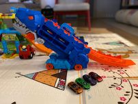 Transporter dinozaur ciężarówka tor wyścigowy