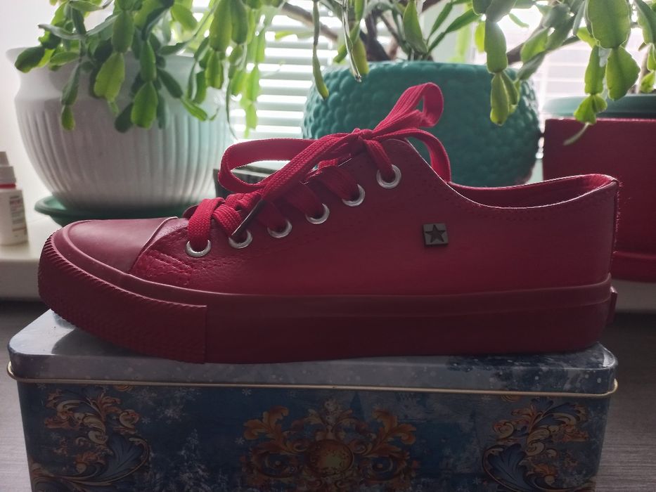 Кеди,мокасини,туфлі