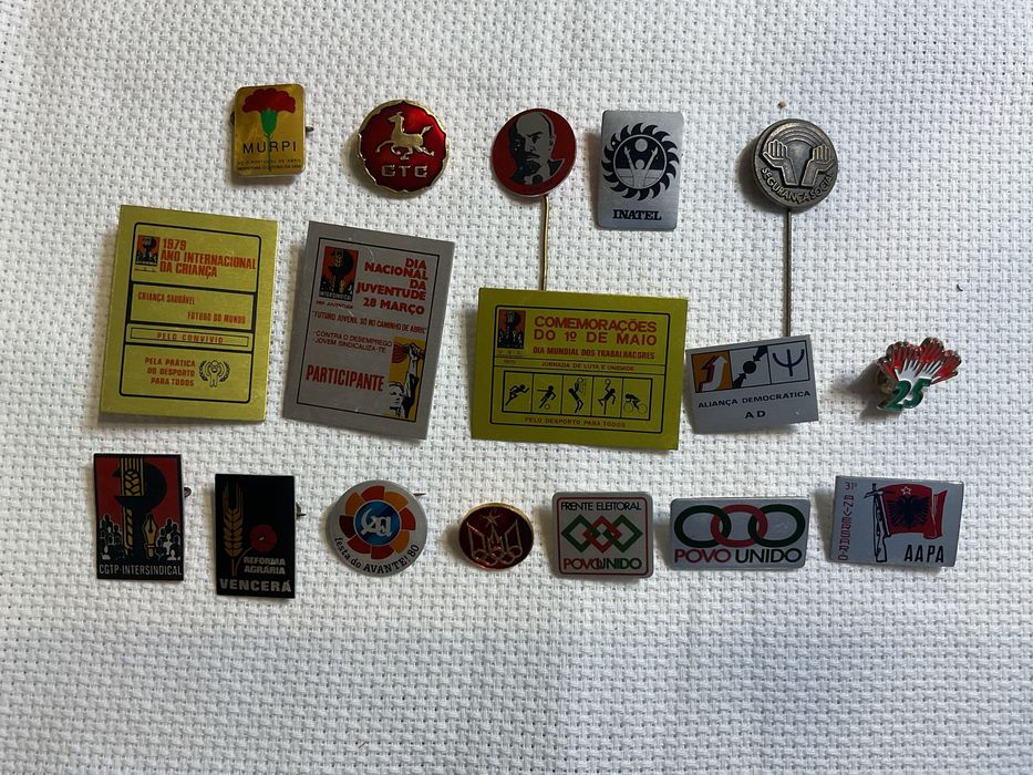 Vários conjuntos de pins, politicos e outros