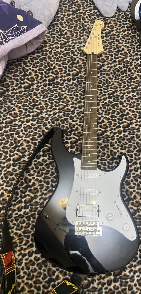 електрогітара yamaha pacifica 012