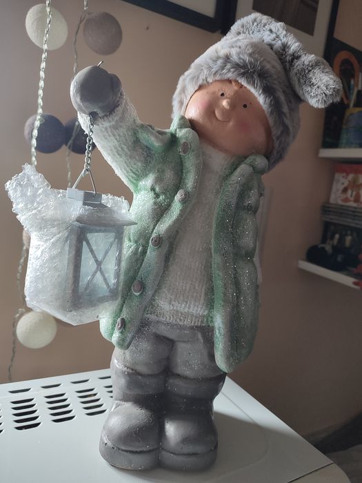 Chłopiec z latarenką ( 43 cm ) firmy Home &You.Nowy.