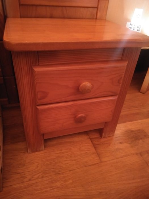 Mesa de cabeceira usada mas em estado razoável